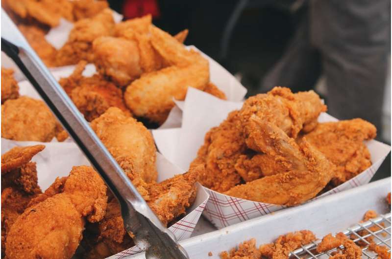 Los sonidos de fritura revelan la temperatura del aceite y el camino hacia un refrigerio perfecto