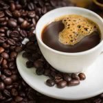 Recalentar el café cambia su sabor: por qué aumenta el amargor
