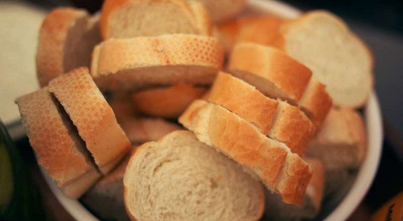 Estamos convirtiendo las cortezas de pan desechadas en alimentos nutritivos con la antigua fermentación asiática