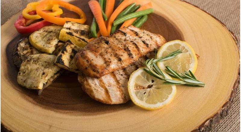 Una dieta sostenible deja espacio para dos pechugas de pollo a la semana, según estudio