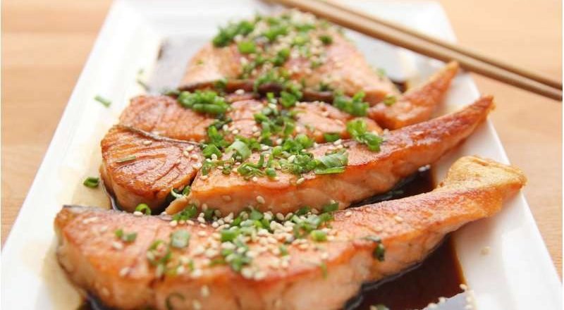 Por qué el salmón en su plato contiene menos omega-3 que antes y cómo la industria puede abordar este problema