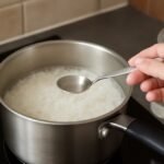 El truco para cocinar arroz blanco y mejorar su textura