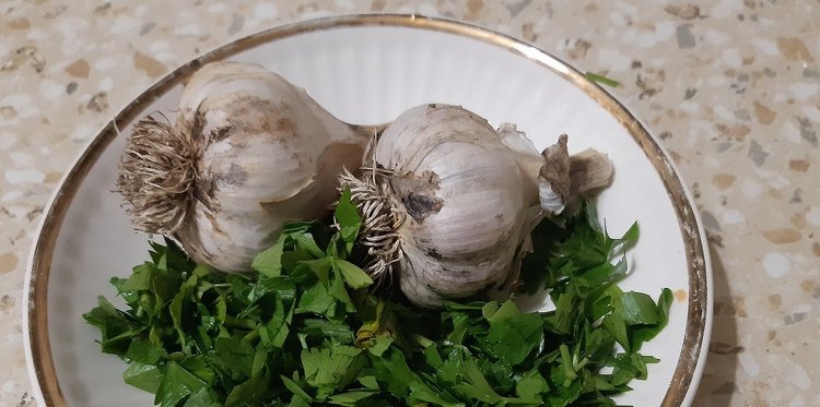 Ajo encurtido: una receta crujiente para el invierno en 3 deliciosas variantes