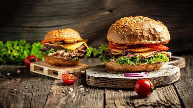 ¿Al punto o hecha? El peligro de consumir hamburguesas poco cocinadas