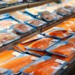 ¿Es seguro conservar el pescado en envases de plástico? Esto dice un nuevo estudio