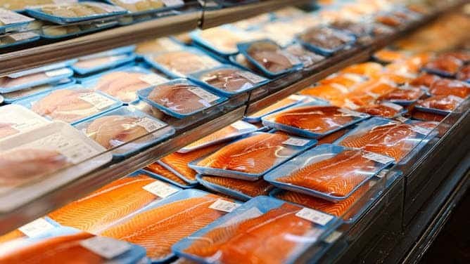 ¿Es seguro conservar el pescado en envases de plástico? Esto dice un nuevo estudio